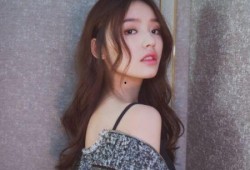 娱乐吃瓜女艺人官宣微博,吃瓜女艺人官宣微博，神秘男友身份引热议”